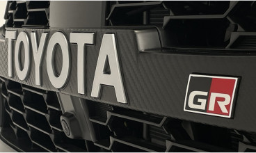 Jakie modyfikacje podwozia wnoszą wersje GR SPORT w modelach Toyoty?